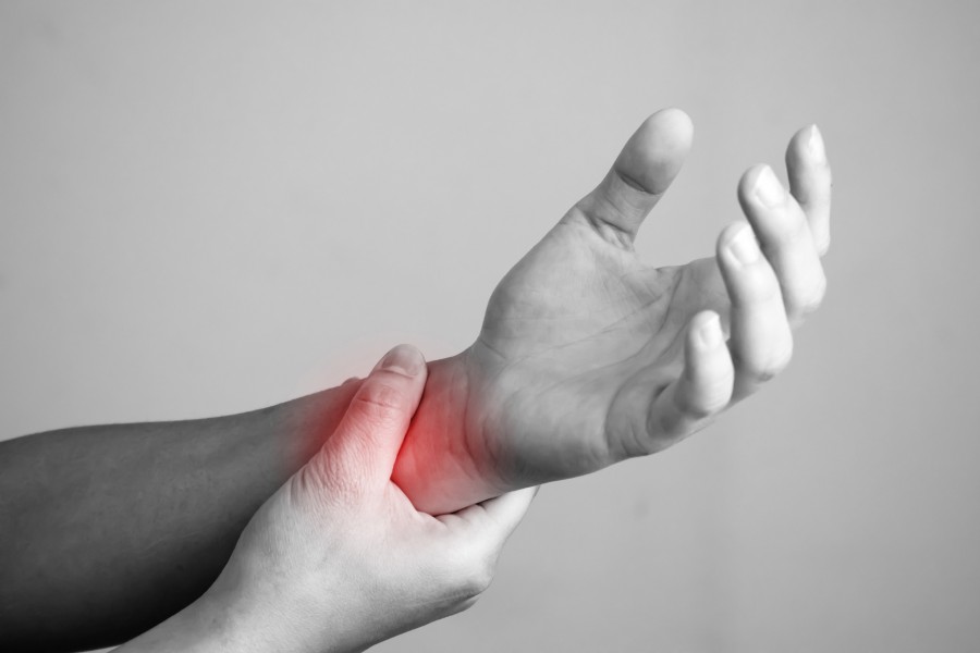 Qu'est-ce que signifie une douleur au poignet gauche ?