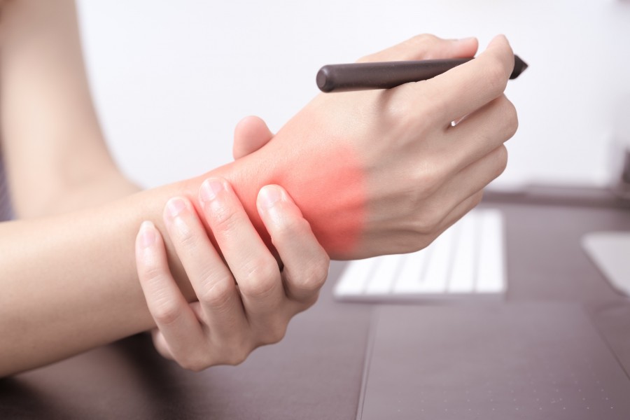 Quelles sont les causes d'une douleur au poignet gauche ?